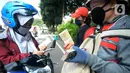 Pengguna jalan membeli uang baru yang dijajakan penjual jasa penukaran uang di kawasan Bintaro Sektor 2, Jakarta Selatan, Selasa (12/05/2020). Menjelang perayaan Lebaran, jasa penukar uang keliling yang berada di pinggir jalan-jalan utama mulai bermunculan. (merdeka.com/Dwi Narwoko)