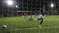Pemain Manchester United Marcus Rashford mencetak gol ke gawang Luton Town pada pertandingan babak ketiga Piala Liga Inggris di Kenilworth Road, Luton, Inggris, Selasa (22/9/2020). Manchester United mengalahkan Luton Town 3-0. (Nick Potts/Pool via AP)