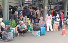 Potret Kepadatan Stasiun Senen di H-3 Lebaran, Banyak Pemudik 'Lesehan' Tunggu Waktu Berangkat