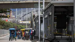 Orang-orang menggunakan bicitaxis sebagai alternatif transportasi selama protes terhadap pemerintah Presiden Kolombia Ivan Duque, di Bogota (24/5/2021). Demonstrasi terus berlanjut dalam menghadapi tindakan keras polisi yang telah menuai kecaman internasional. (AFP/ Raul Arboleda)