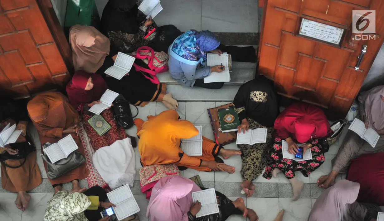 Jemaah wanita bertadarus Alquran di Masjid Kauman, Semarang, Jawa Tengah, Rabu (8/5/2019). Banyaknya jemaah yang hadir hingga masjid tak mampu menampung dan meluber ke luar masjid. (Liputan6.com/Gholib)