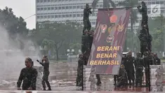 Prajurit TNI saat melakukan atraksi di Mabes TNI Cilangkap, Jakarta, Kamis (3/5). Berbagai atraksi prajurit TNI ditampilkan untuk menghibur kedatangan Presiden Jokowi dan Sultan Brunei, Hassanal Bolkiah. (Merdeka.com/Iqbal S. Nugroho)