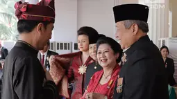 Presiden RI Joko Widodo berbincang dengan Presiden ke 6 RI, Susilo Bambang Yudhoyono jelang Upacara HUT Kemerdakaan RI ke 72 di Istana Merdeka, Kamis (17/8). (Liputan6.com/via Anung Anindhito)