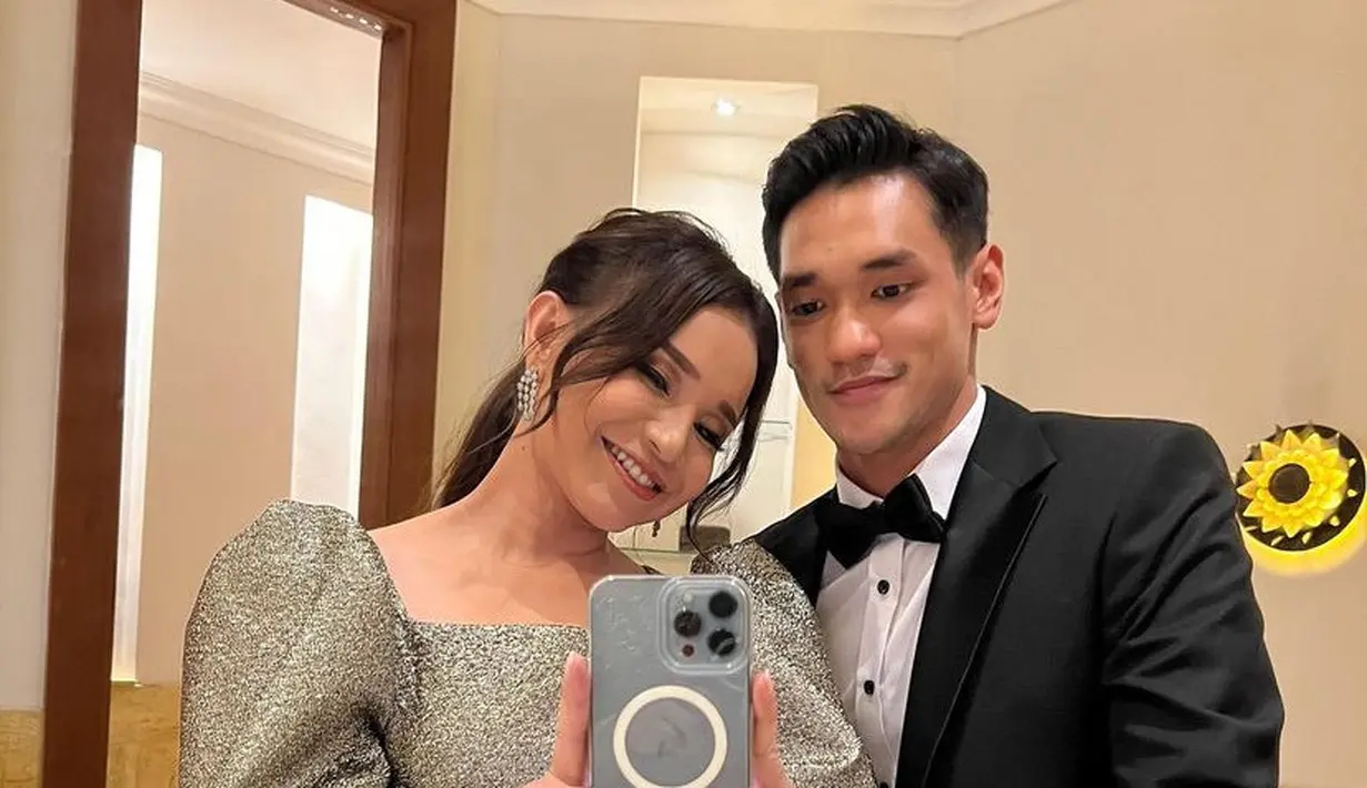Tak hanya Rizky, penyanyi Afgan pun diduga dekat dengan Rossa. Ia pun kerap menampilkan chemistry satu sama lain. Misalnya ketika Rossa mengenakan dress silver serasi dengan Afgan yang mengenakan setelan jas. [@itsrossa910]