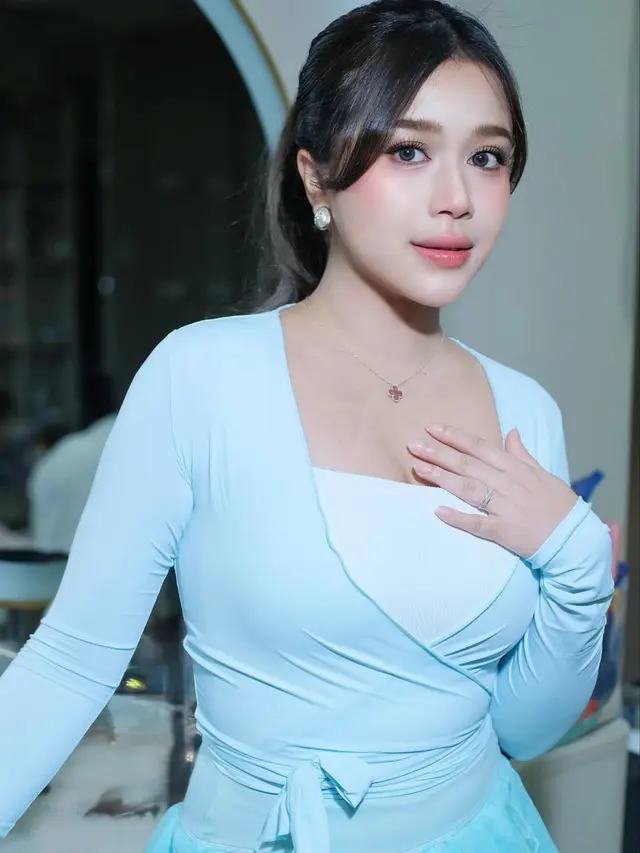 Brisia Jodie Tampil Manis Bak Boneka dengan Fresh Makeup Look Bernuansa Pink