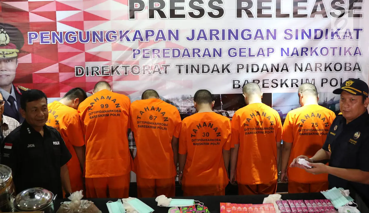 Sejumlah tersangka dihadirkan dalam rilis kasus tembakau gorila dan liquid vape mengandung narkoba yang berhasil diungkap Direktorat Tindak Pidana Narkoba Bareskrim Polri Jakarta, Rabu (1/11). (Liputan6.com/Immanuel Antonius)