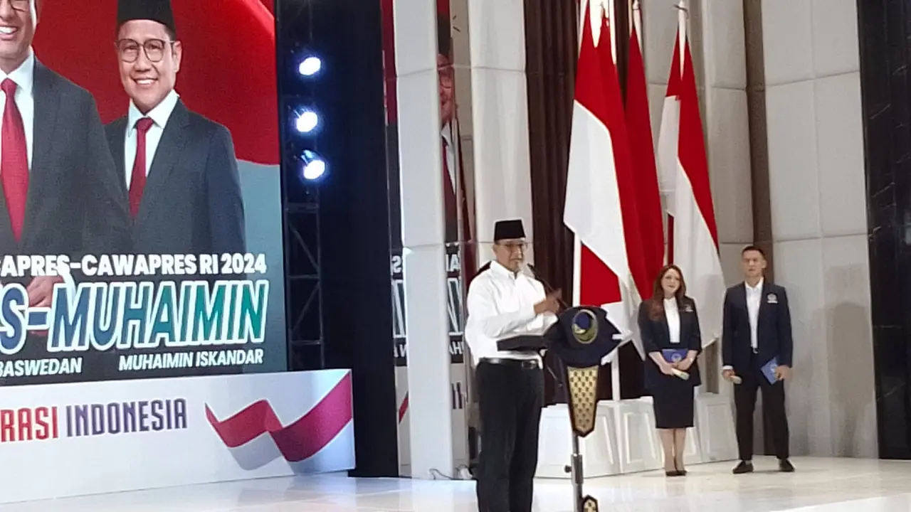 Bakal calon presiden Anies Baswedan menangis saat berpidato di DPP Partai Nasdem sebelum menuju Komisi Pemilihan Umum (KPU) untuk mendaftar Pilpres 2024.