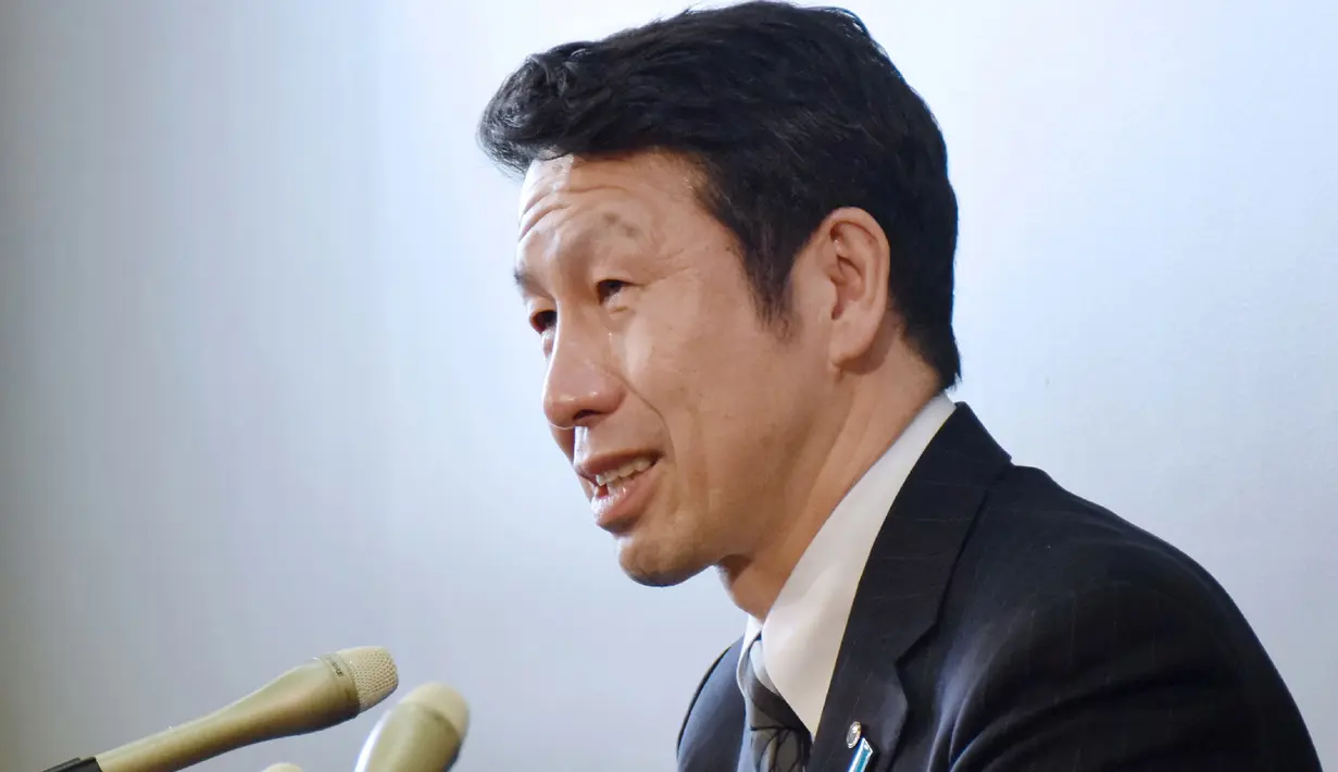 Gubernur Niigata, Ryuichi Yoneyama menghadiri konferensi pers di kota Niigata, Jepang, 17 April 2018. Yoneyama (50) yang berstatus single ini mengakui memiliki hubungan dengan wanita yang bekerja di lingkungan prostitusi. (JIJI PRESS / AFP)