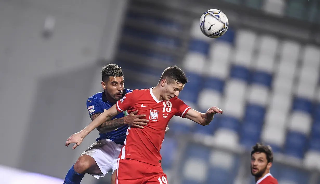 Bek Italia, Alessandro Bastoni berebut bola udara dengan gelandang Polandia, Sebastian Szymanski pada pertandingan UEFA Nations League di Stadion Mapei, di Reggio Emilia, Italia, Minggu (15/11/2020). Italia menang atas Polandia 2-0. (Fabio Ferrari/LaPresse via AP)