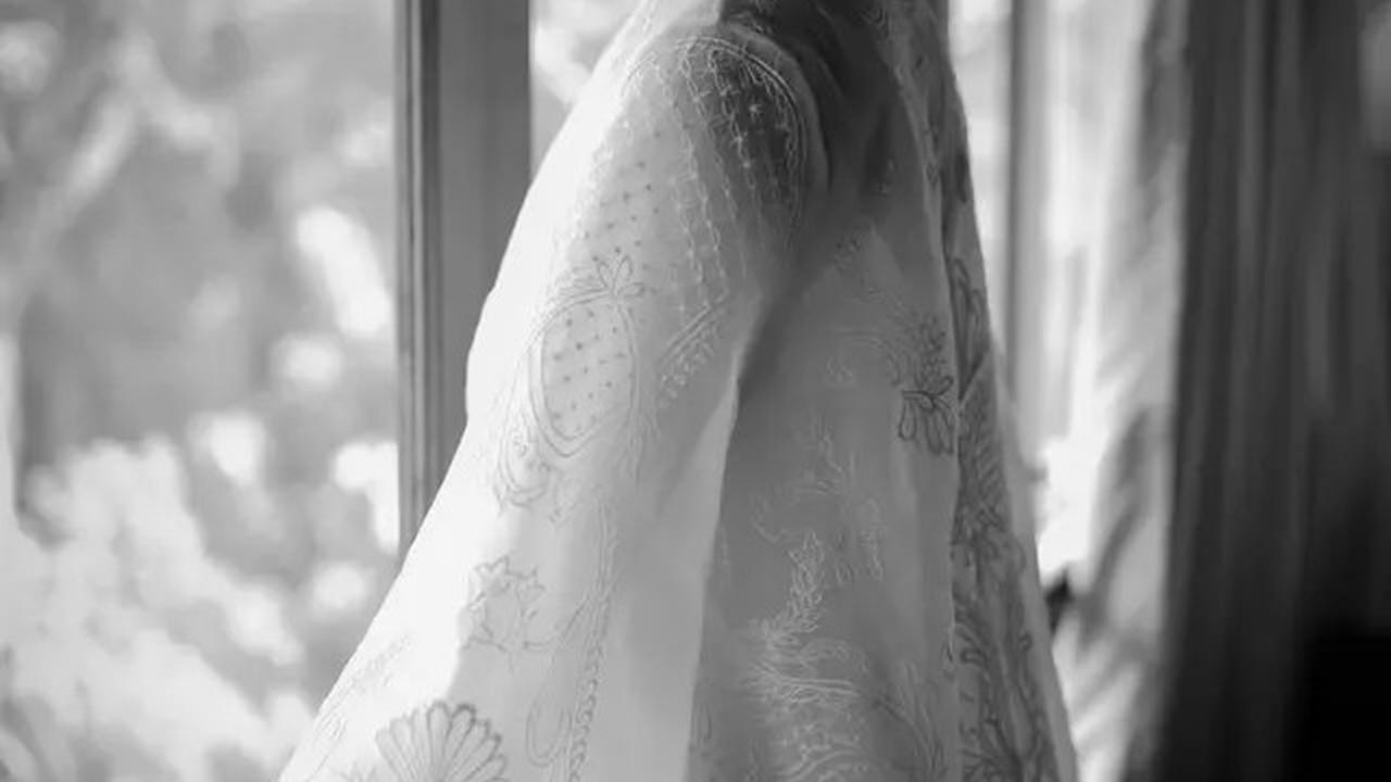 Menilik Detail Model Bridal Robe Luna Maya, Elegan Penuh Makna Filosofis