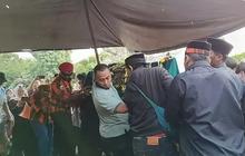 10 Foto Suasana Pemakaman Mpok Alpa, Derai Air Mata Keluarga dan Kerabat Tak Mampu Dibendung