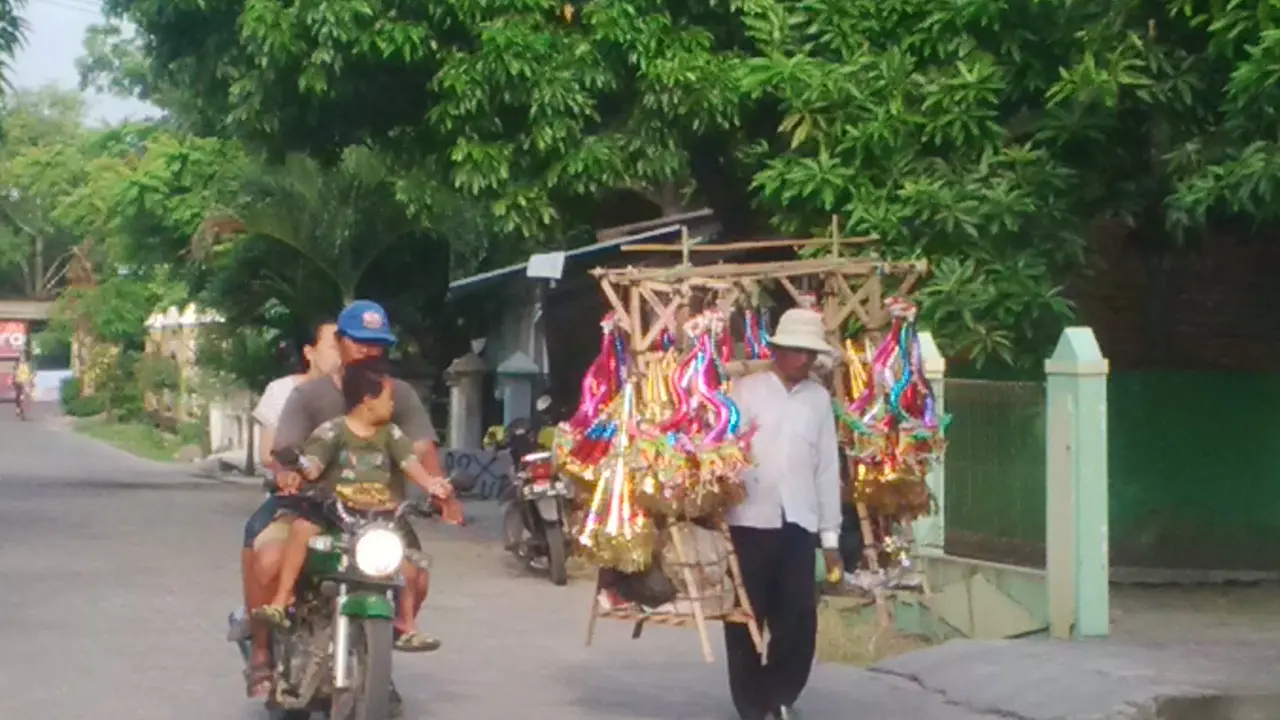 Balada Penjual Terompet Tahun Baru Hadapi Tudingan Menyudutkan