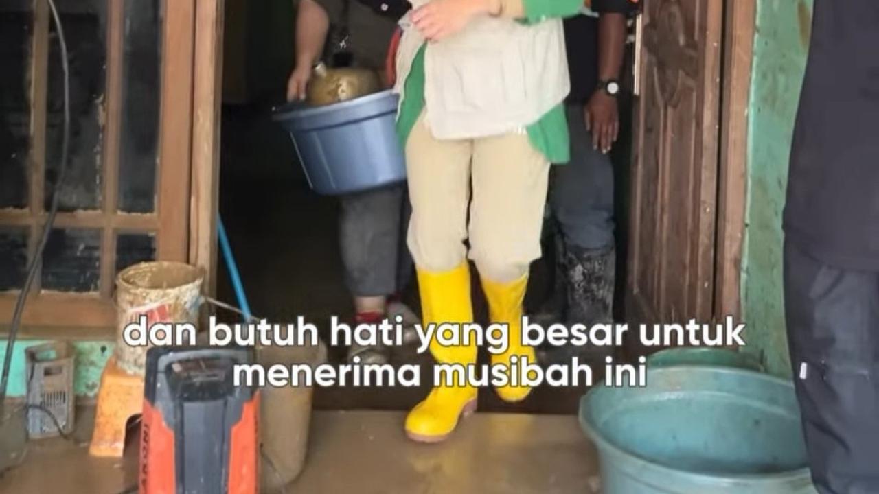 Zaskia Adya Mecca Bantu Bersihkan Rumah & Musala Korban Banjir Bekasi, Sekaligus Bagikan Banyak Alat Kebersihan