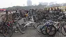 Ratusan sepeda terlihat terparkir di Silang Monas, Jakarta, Kamis (9/8). Korlantas Polri menggelar acara bersepeda bersama dalam rangka menyambut Asian Games 2018 yang diikuti sejumlah instansi dan siswa sekolah. (Liputan6.com/Immanuel Antonius)