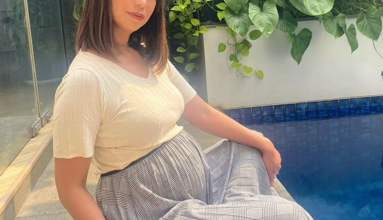 Aura kecantikannya pun dibilang terpancar karena Nola mengandung bayi berjenis kelamin perempuan (Foto: Instagram @riafinola)