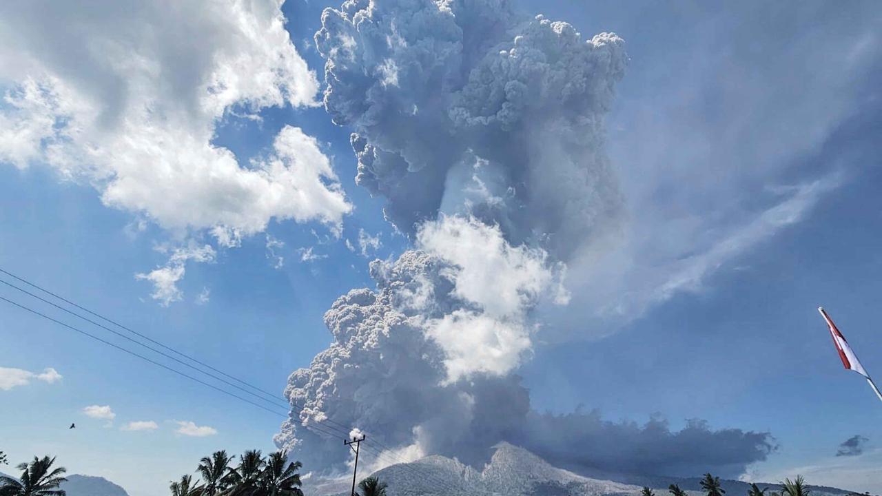FOTO: Eruspsi Dahsyat Lewotobi Laki-Laki, Kolom Abu Capai 18 Kilometer
