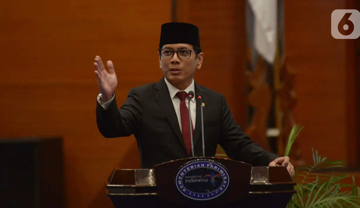 Menteri Pariwisata dan Ekonomi Kreatif, Wishnutama Kusbandio menyampaikan sambutan saat acara serah terima jabatan di Gedung Kemenpar, Jakarta, Rabu (23/10/2019). Presiden Joko Widodo resmi melantik Wishnutama menjadi Menparekraf  dalam jajaran Kabinet Indonesia Maju. (merdeka.com/Imam Buhori)