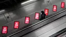 Seorang pelancong memakai masker di eskalator di Kereta Bawah Tanah di London, Senin (10/1/2022). Penasihat pemerintah Inggris telah merekomendasikan untuk tidak memberikan dosis keempat vasksin Covid-19 bagi kelompok usia di atas 80 tahun atau lansia. (AP Photo/Kirsty Wigglesworth)