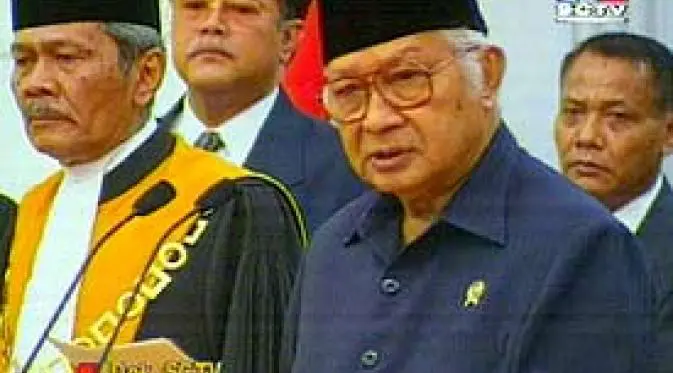 Kamis, 21 Mei 17 tahun lalu, setelah mengalamai tekanan dari mahasiswa dan rakyat akhirnya Presiden Soeharto yang telah berkuasa selama 32 t