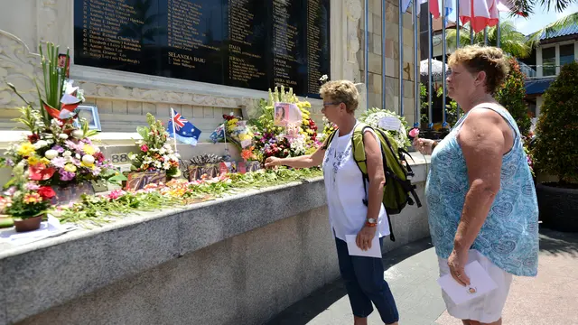 Peringati Bom Bali, Wisatawan Asing Taburkan Bunga di Monumen Ground Zero
