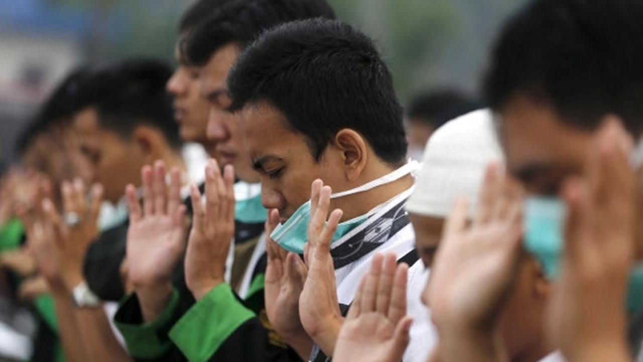 Kekhusyukan warga Palembang gelar salat Istisqa di dekat Ampera