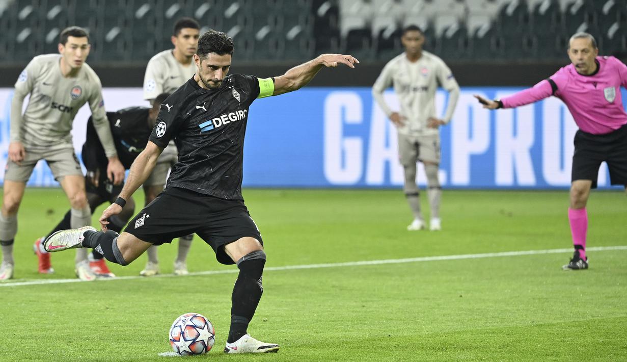 Gelandang Borussia Moenchengladbach, Lars Stindl, melakukan eksekusi penalti ke gawang Shakhtar Donetsk dalam laga lanjutan Liga Champions 2020/21 Grup B di Moenchengladbach, Jerman, Kamis (26/11/2020). Gladbach menang 4-0 atas Shakhtar. (AFP/Ina Fassbender)