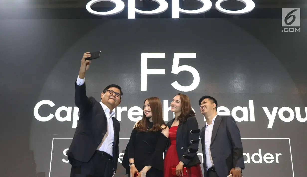 PR Manager Oppo Aryo Meidianto (kiri), Marketing Director Oppo Alinna Wenxin (kedua kiri), aktris Chelsea Islan (ketiga kiri) dan Marketing Planning Manager Oppo Suwanto berswafoto saat peluncuran Oppo F5, Jakarta, (13/11). (Liputan6.com/Angga Yuniar)