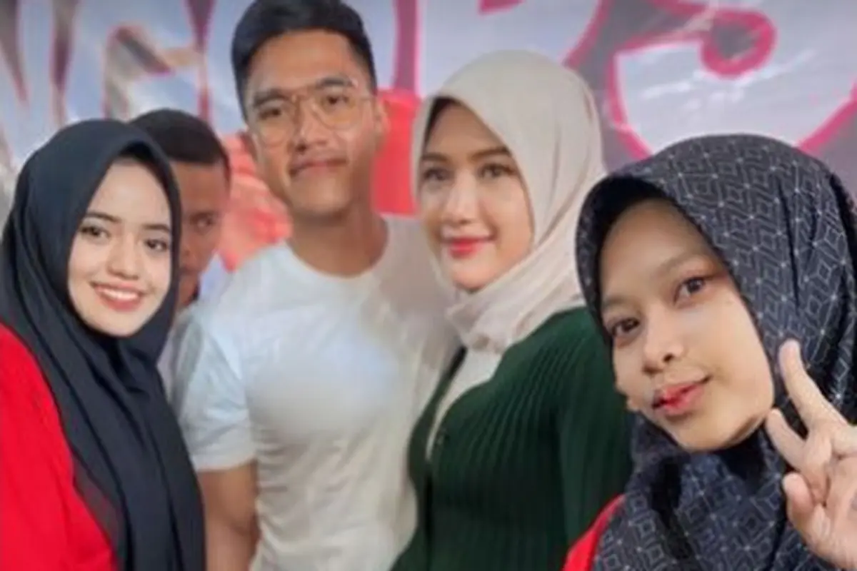 Gaya Santun Erina Gudono dengan Hijab dan Sandal Rp11jutaan Saat Temani Kaesang Pangarep Lakukan Kunjungan di Aceh Tuai Pujian