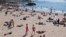 Orang-orang berjemur dan berenang di pantai Catalans (Plage des Catalans) di Marseille, Prancis Selatan, (17/4). Pantai Catalans di Marseille adalah pantai paling populer dan paling dekat dengan Vieux-Port (Old Harbour). (AFP Photo/Bertrand Langlois)