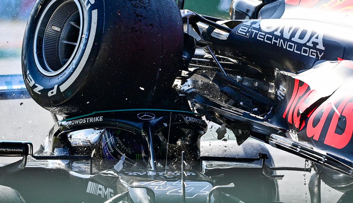 Pembalap Mercedes, Lewis Hamilton dan pembalap Red Bull, Max Verstappen gagal melanjutkan perlombaan GP Italia 2021 setelah mereka mengalami insiden pada lap ke-26. Kedua pembalap saling bertabrakan hingga membuat mobil Verstappen naik ke atas mobil Hamilton. (Foto: AFP/Andrej Isakovic)