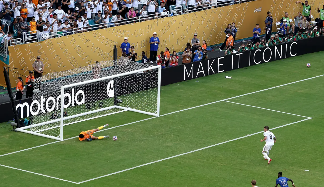 Kiper Al Hilal, Yassine Bounou (kiri) menggagalkan tendangan penalti pemain Real Madrid, Federico Valverde dalam laga Grup H Piala Dunia Antarklub 2025 melawan Real Madrid di Hard Rock stadium, Miami, Amerika Serikat, Kamis (19/06/2025) WIB. (AFP/Dan Mullan)