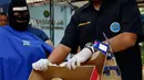 Petugas BNN menunjukkan barang bukti shabu yang akan dimusnahkan di Kantor BNN, Jakarta, Kamis (17/9/2015). BNN memusnahkan 7,8 kg sabu dari hasil pengungkapan 4 kasus peredaran narkoba selama bulan Agustus. (Liputan6.com/Yoppy Renato)