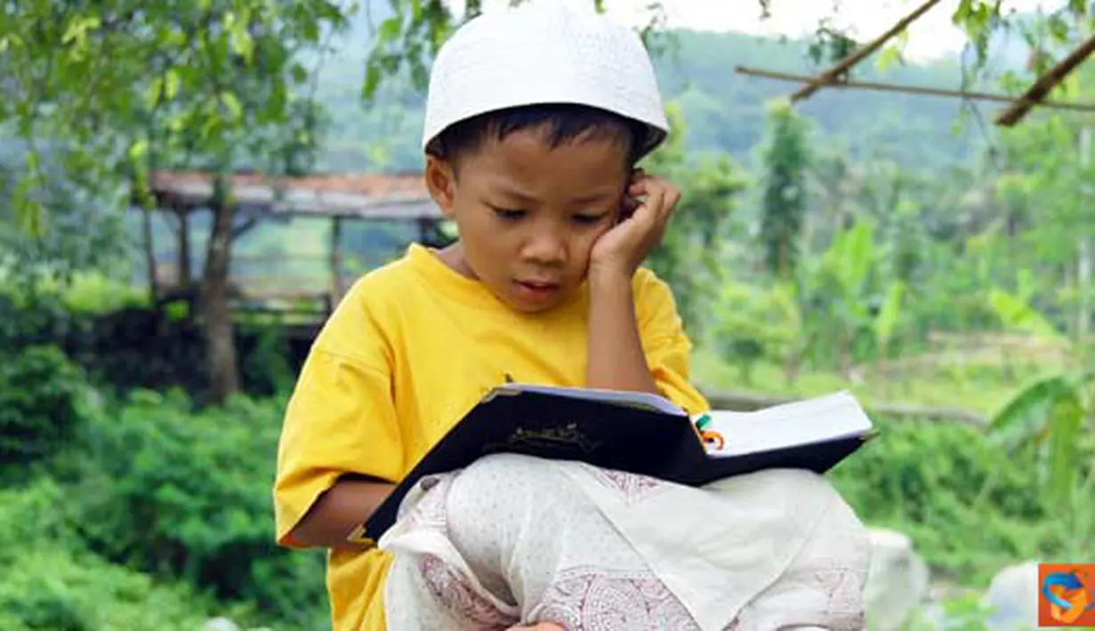 Citizen6, Karawang: Seorang anak kecil sedang mengaji di lingkungan yang asri. (pengirim: Deni Iskandar)