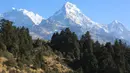 Pemandangan pegunungan bersalju terlihat dari Bukit Poon yang terletak di Distrik Myagdi, Nepal (15/2/2020). Bukit Poon, yang juga dikenal sebagai Poon Hill, merupakan sebuah lokasi di sepanjang rute pendakian di wilayah Annapurna yang populer di kalangan wisatawan. (Xinhua/Zhou Shengping)