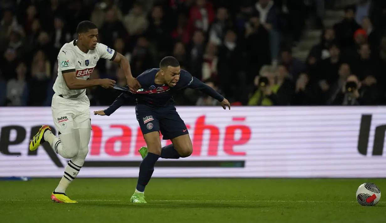 Pemain Paris Saint-Germain, Kylian Mbappe, berebut bola dengan pemain Rennes, Warmed Omari, pada laga Semifinal Piala Prancis di Stadion Parc des Princes, Rabu (3/4/2024). Kemenangan ini mengantarkan Le Parisiens melaju ke final Piala Prancis. (AP Photo/Thibault Camus)