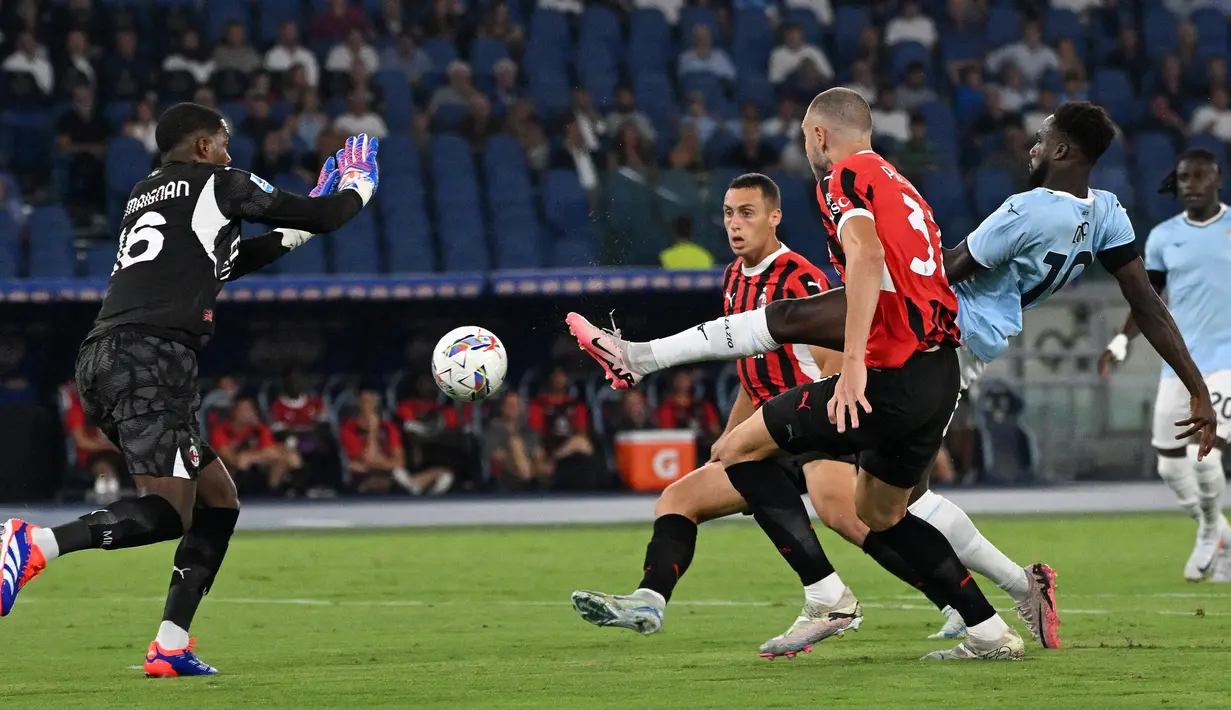 Berlaga di Stadion Olimpico, AC Milan bermain ekstra keras untuk memaksakan hasil seri 2-2 melawan Lazio. (Tiziana Fabi/AFP)