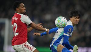 Jurrien Timber dan Kaoru Mitoma berebut bola dalam laga Liga Inggris antara Brighton vs Arsenal di American Express Stadium, 5 Maret 2026. (AP Photo/Alastair Grant)