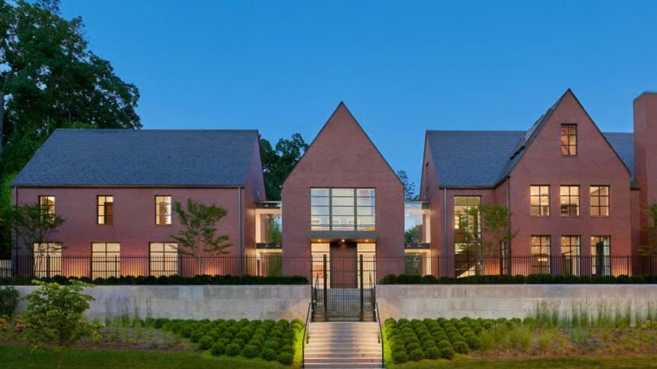 Rumah bata merah modern dengan pencahayaan elegan malam hari