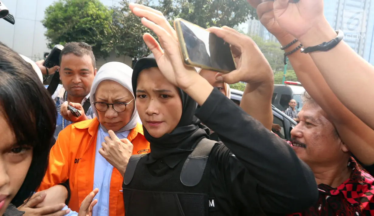 Tersangka Ratna Sarumpaet keluar dari mobil untuk memeriksa kesehatannya di Bidang Kedokteran dan Kesehatan (Biddokkes) Polda Metro Jaya, Jakarta, Rabu (10/10). Ratna Sarumpaet ditahan terkait kasus hoaks penganiayaan. (Liputan6.com/Johan Tallo)