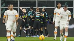 Berhubung pernah punya ikatan yang kuat dengan mantan klubnya tersebut, Dzeko memilih tidak untuk melakukan selebrasi. (AP Photo/Antonio Calanni)