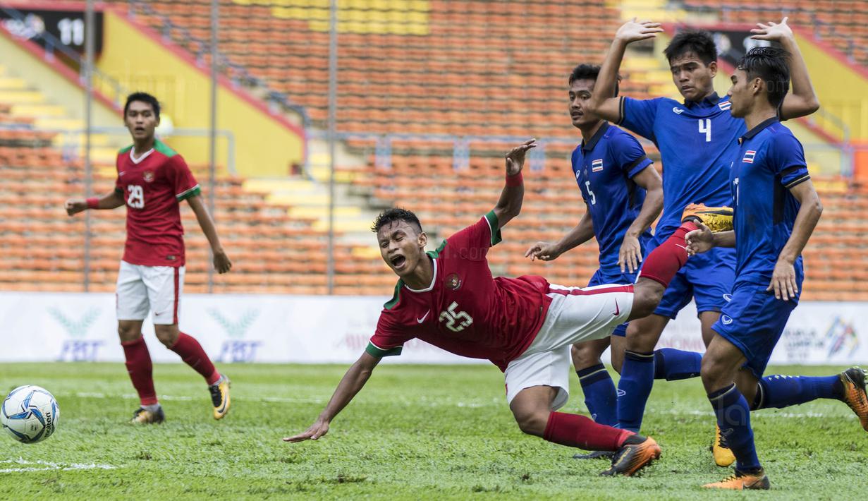 Gelandang Timnas Indonesia, Osvaldo Haay, dijatuhkan pemain Thailand di kotak penalti pada laga SEA Games di Stadion Shah Alam, Selangor, Selasa (15/8/2017). Kedua negara bermain imbang 1-1. (Bola.com/Vitalis Yogi Trisna)