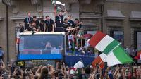 Dengan keberhasilan ini maka Timnas Italia sukses menjadi yang terbaik di benua biru dan membawa kembali trofi yang terakhir kali diangkat pada 53 tahun silam tepatnya 1968. (Foto:AP/Mauro Scrobogna)