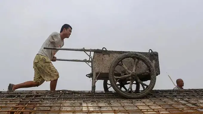 Tak Kenal Lelah, Tukang Bangunan Bertangan Satu Ini Bekerja Keras