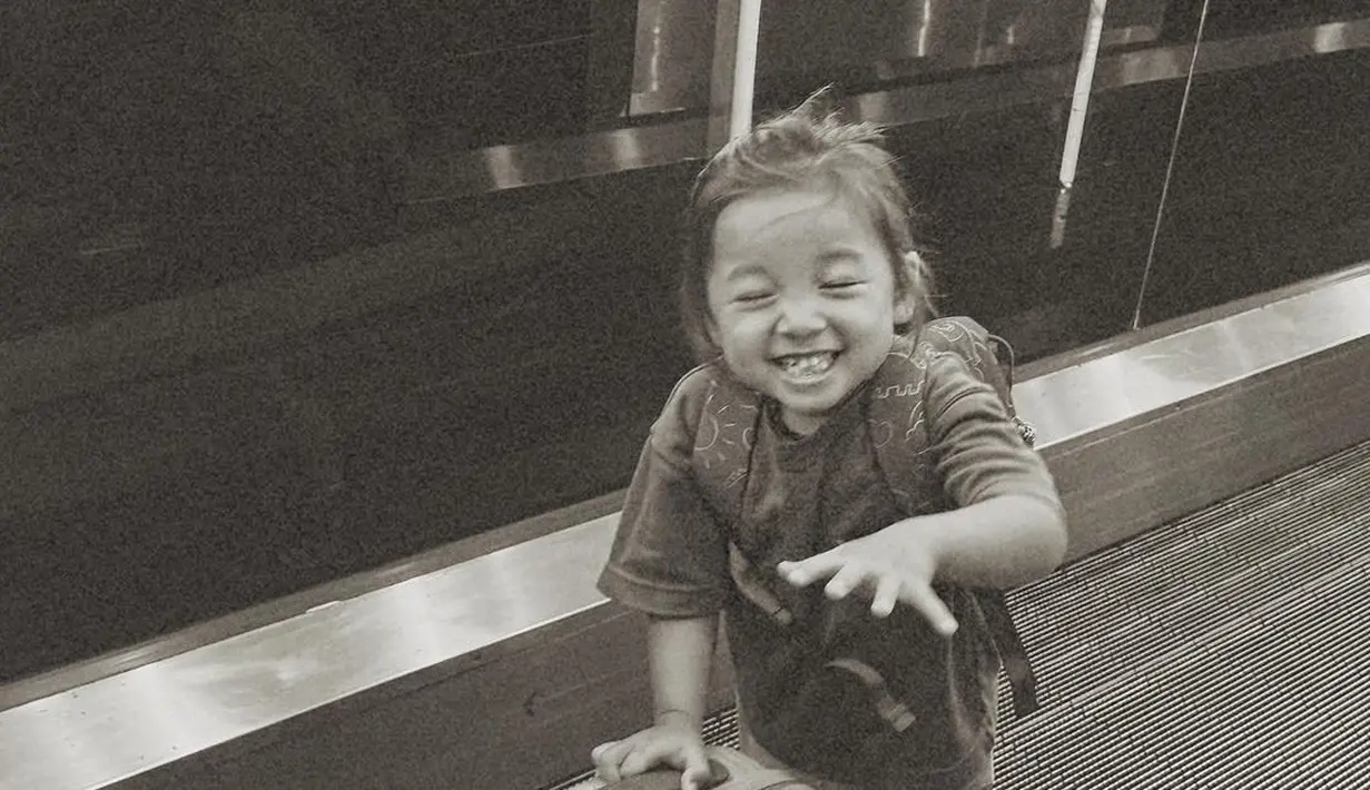 Jennifer Bachdim pergi ke London dengan empat anaknya tanpa didampingi Irfan Bachdim. [Foto: Instagram/jenniferbachdim]