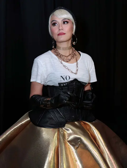 "Saya merupakan orang yang enggak bakat pakai sepatu high heels. Jadi, saya setelah ini lepas dan pakai sendal lagi," kata Agnez Mo dalam peluncuran aplikaso fesyen LYKE miliknya di kawasan SCBD, Sudirman, Jakarta, Kamis (26/10).(Deki Prayoga/Bintang.com)
