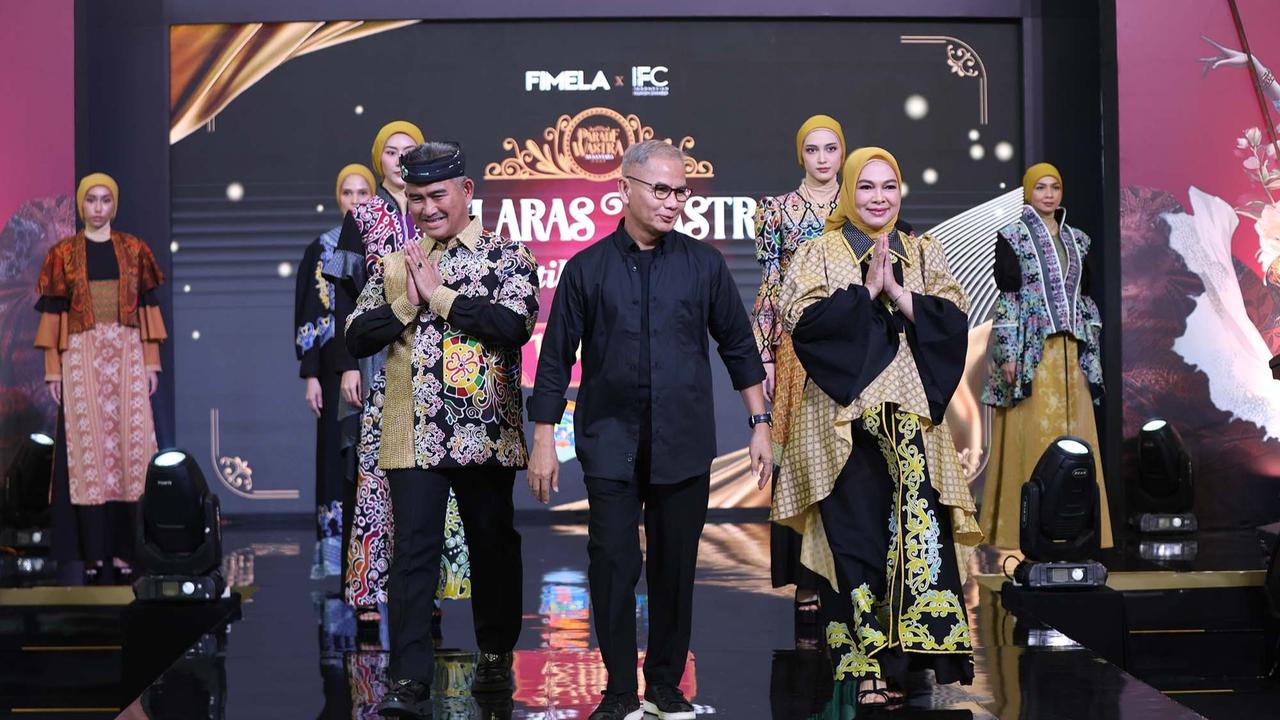 Wali Kota Tarakan dan Istri saat Parade Wastra Nusantara 2025