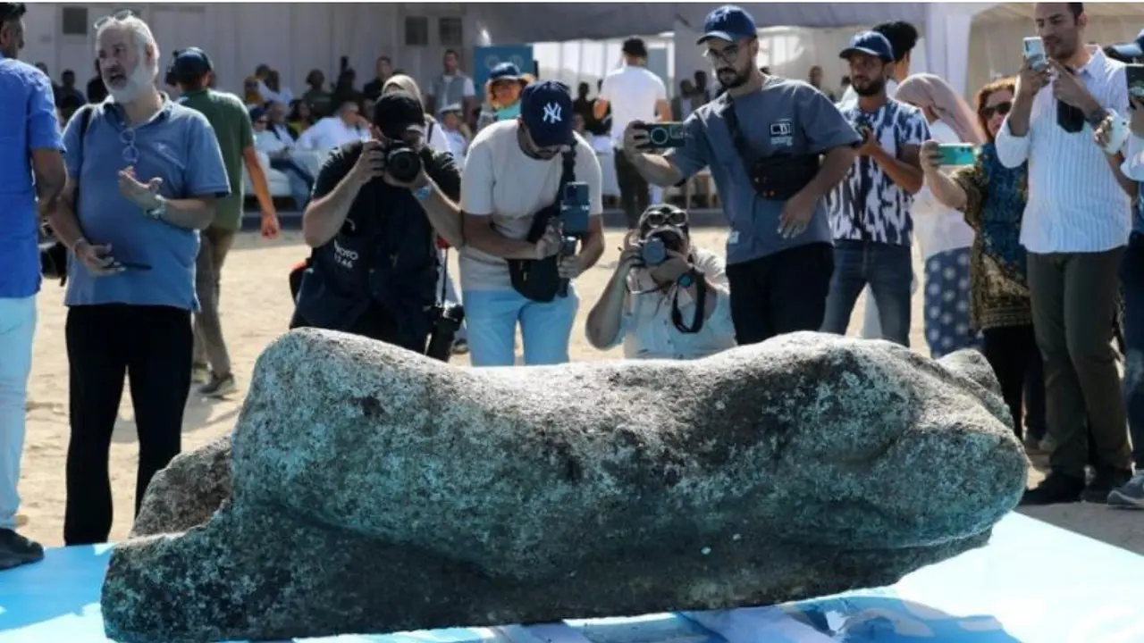 Orang-orang mengabadikan foto artefak yang ditemukan dari Laut Mediterania di Teluk Abu Qir di Alexandria, Mesir, pada 21 Agustus 2025. (Dok. Xinhua/Sui Xiankai)