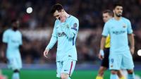 Striker Barcelona, Lionel Messi, tampak kecewa usai ditaklukkan AS Roma pada laga leg kedua perempat final Liga Champions, di Stadion Olimpico, Selasa (10/4/2018). AS Roma menang 3-0 atas Barcelona. (AFP/Filippo Monteforte)