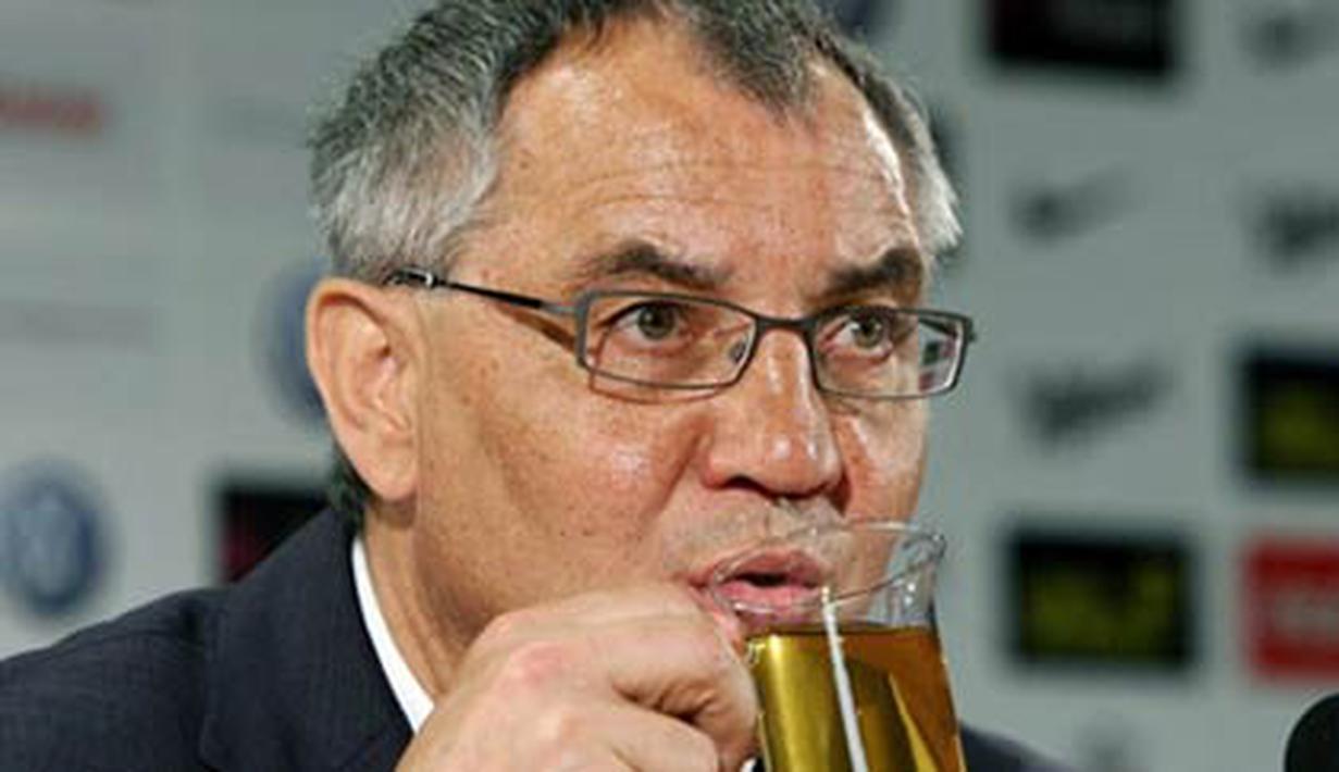 Wolfsburg&#039;s coach Felix Magath drinks a glass of tea at a press conference after the German first division Bundesliga football match VfL Wolfsburg vs TSG 1899 Hoffenheim on May 2, 2009. AFP PHOTO DDP/RONNY HARTMANN