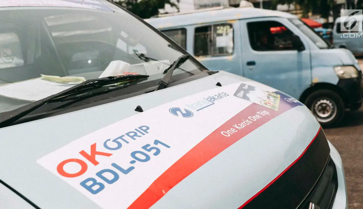 Angkot OK Otrip berada di Terminal Kampung Melayu, Jakarta, Selasa (16/10). Pengamat Transportasi Djoko Setijowarno menilai program OK OTrip yang digagas Anies-Sandi tersebut gagal. (Liputan6.com/Immanuel Antonius)